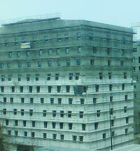 Immeuble en cours d’isolation par l’extérieur avec des panneaux de polystyrène expansé