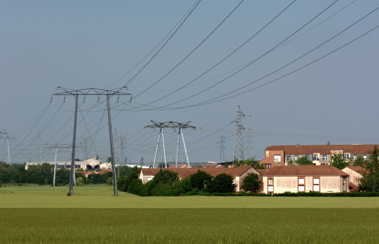 Photo d'une ligne électrique haute tension - source Ministère de l'écologie