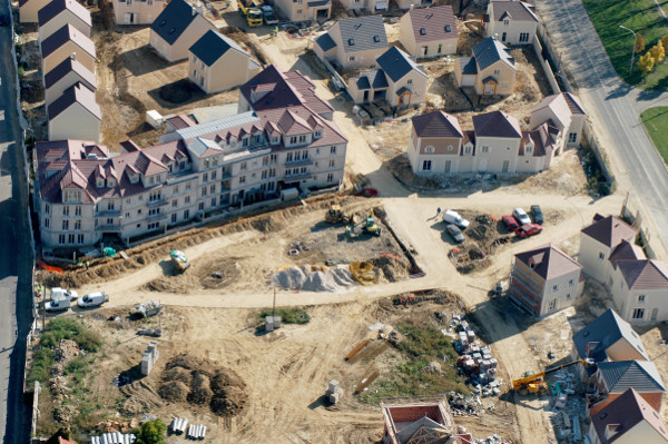 Vue aérienne du chantier d’un lotissement d’immeubles et de maisons individuelles